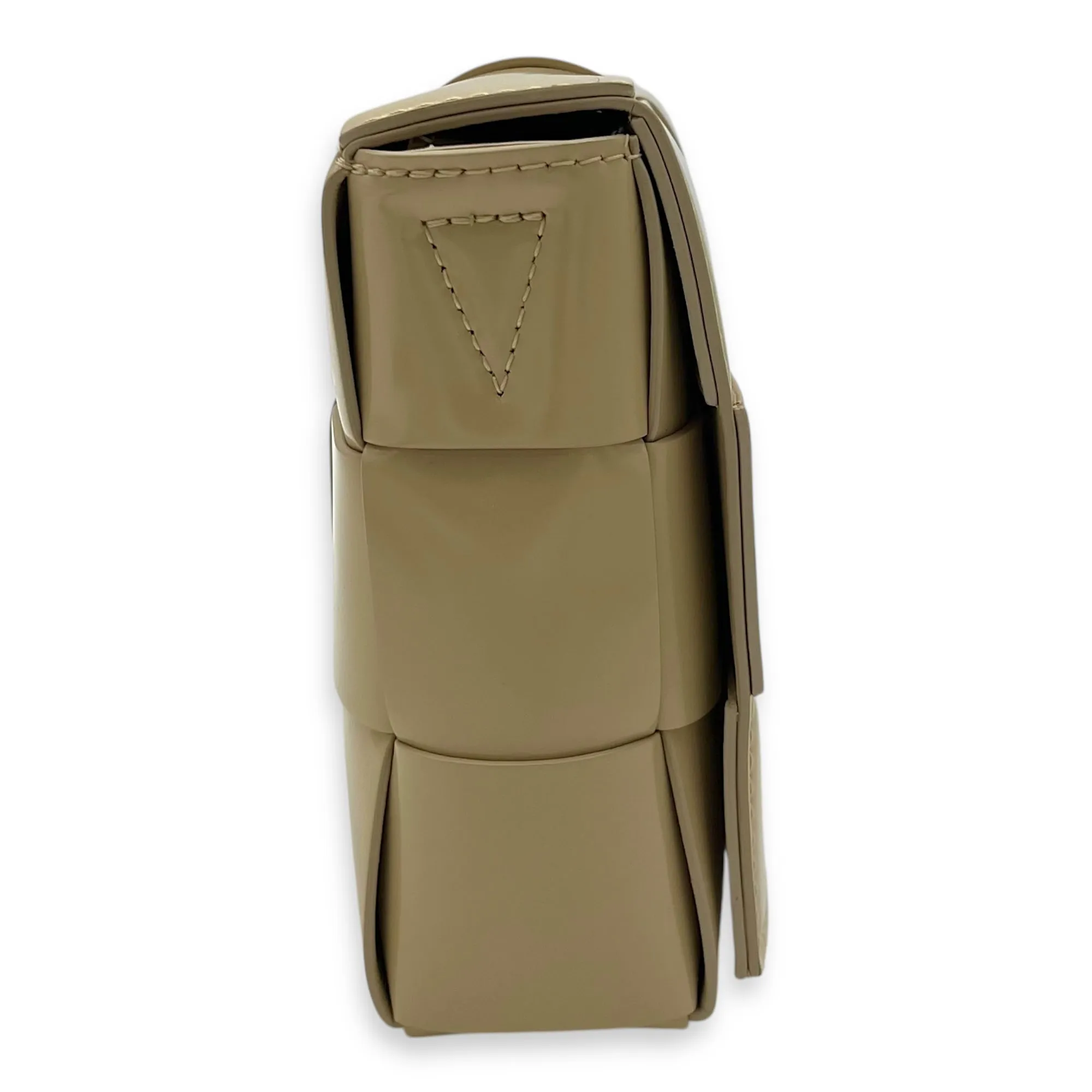 Cassette Crossbody Bag Beige in Patent Leather, Gold hardware
