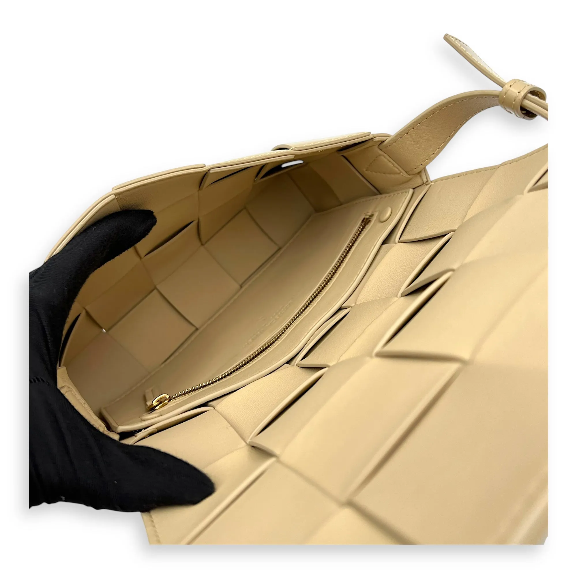 Cassette Crossbody Bag Beige in Patent Leather, Gold hardware