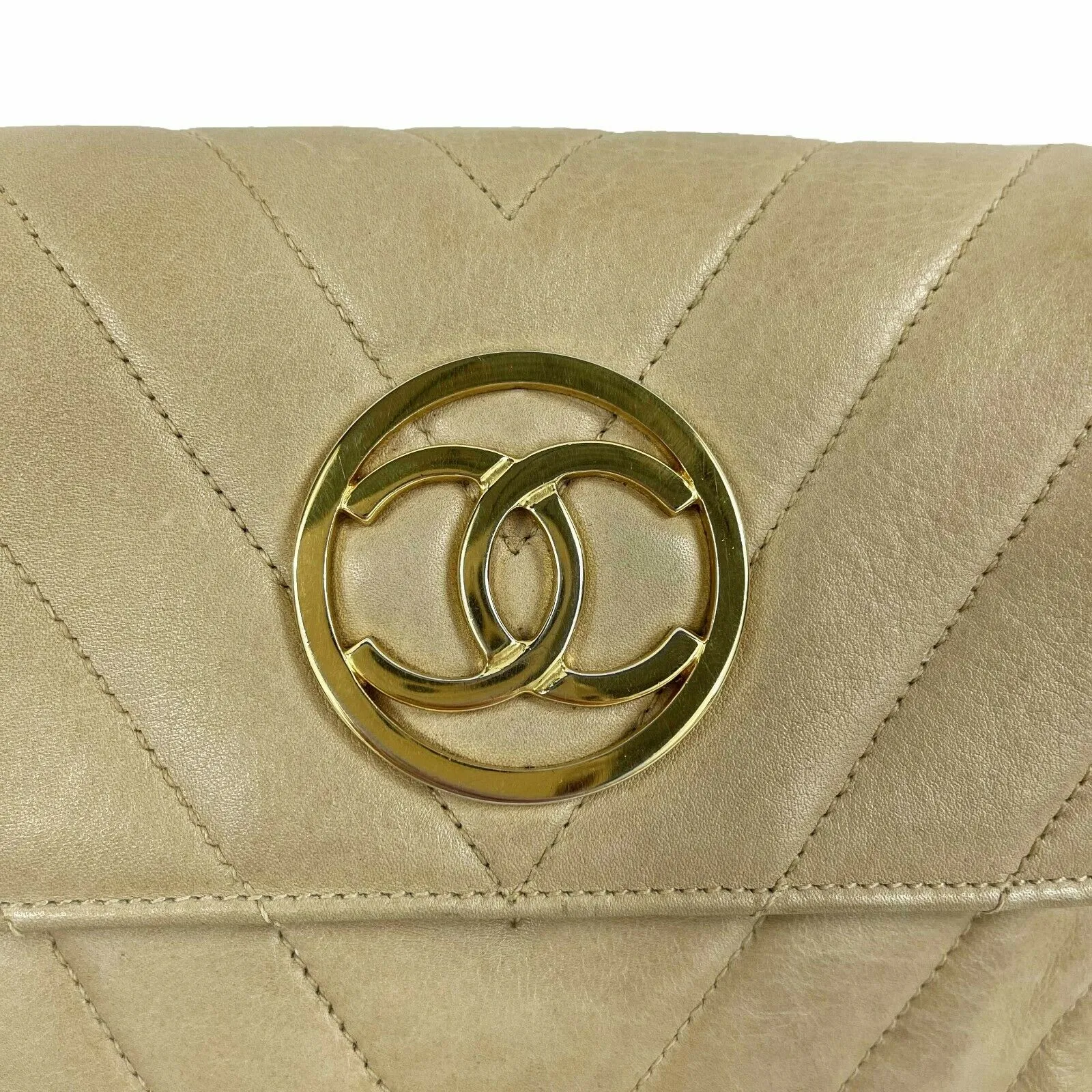 CHANEL - 90's Vintage Chevron Flap 24k - CC logo - Beige / Gold-tone Crossbody