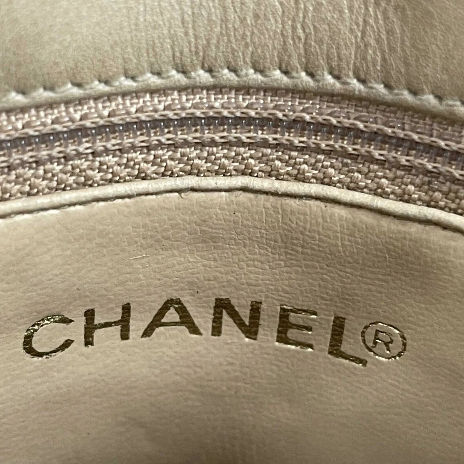 CHANEL - 90's Vintage Chevron Flap 24k - CC logo - Beige / Gold-tone Crossbody