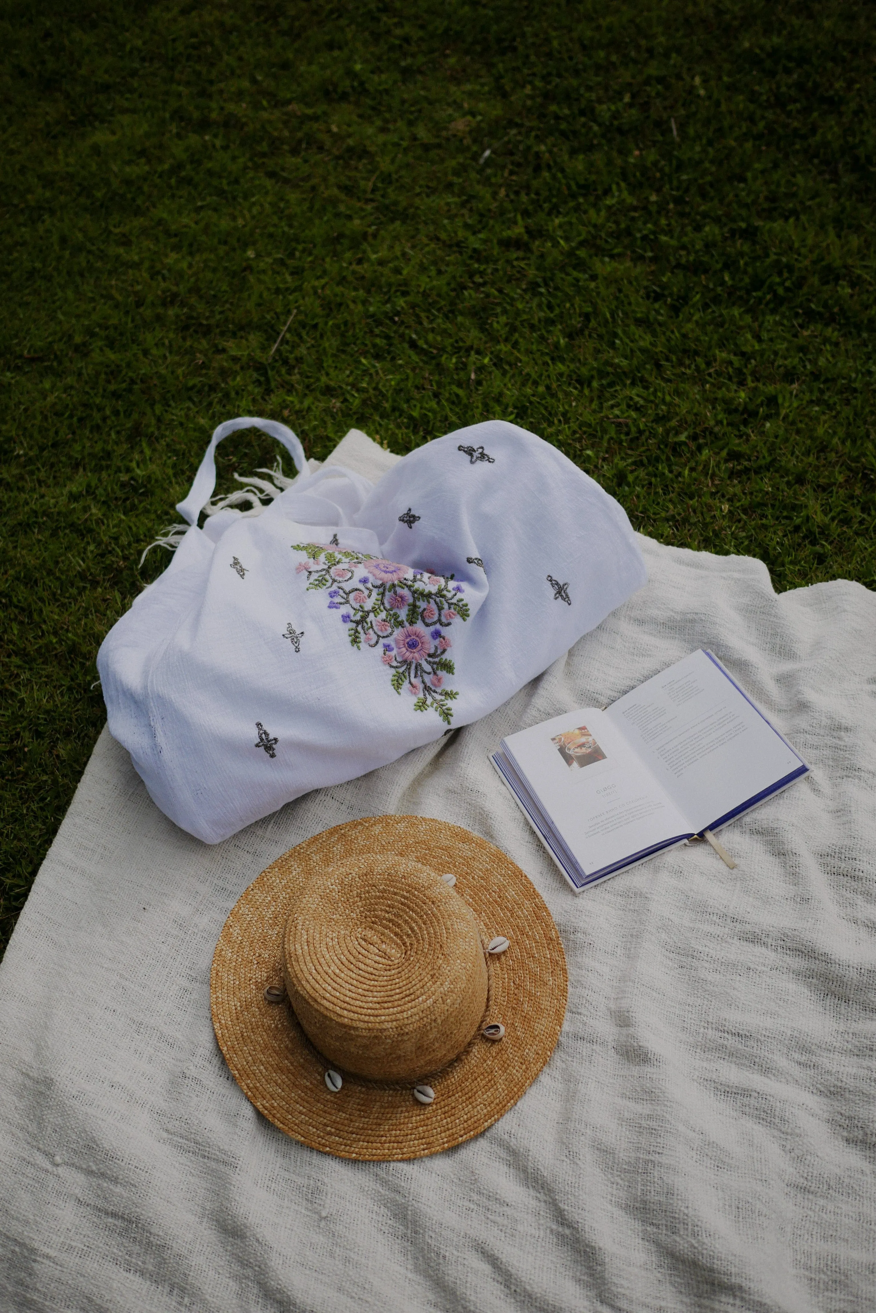 Isla Sol | Isla Tote - Tropical Flower/White | Handmade To Order