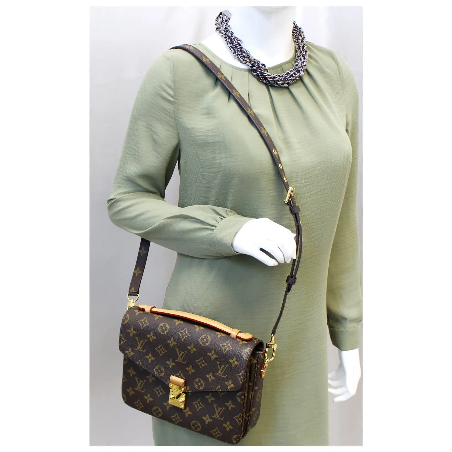 LOUIS VUITTON Metis Pochette Monogram Canvas Crossbody Bag