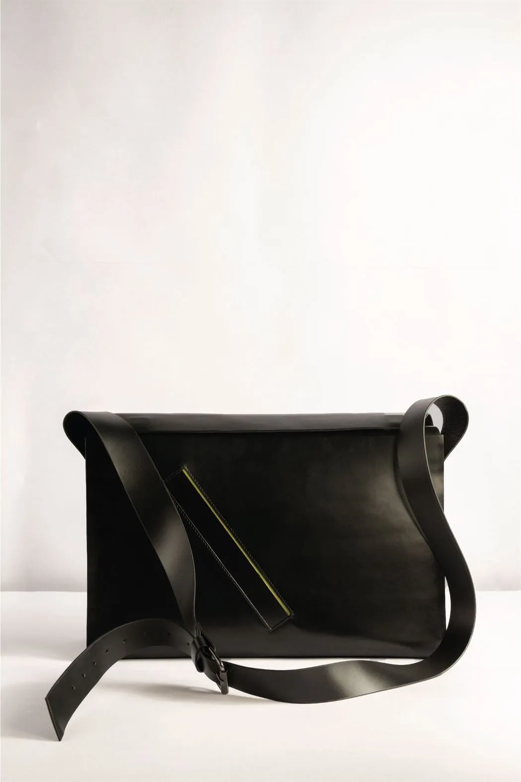 Tanned   I   Pocket Messenger H    Laptop Bag, Tote, Messenger, Crossbody  Black  TO/PMH-BLK  I Leather Bag