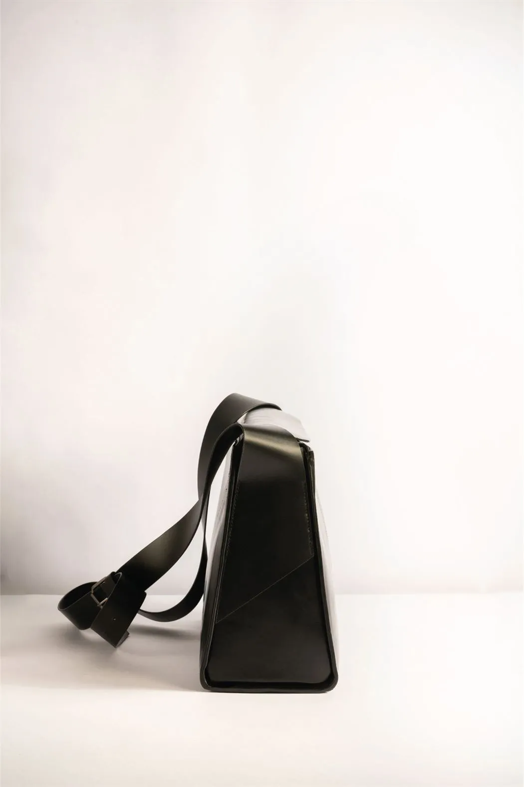 Tanned   I   Pocket Messenger H    Laptop Bag, Tote, Messenger, Crossbody  Black  TO/PMH-BLK  I Leather Bag