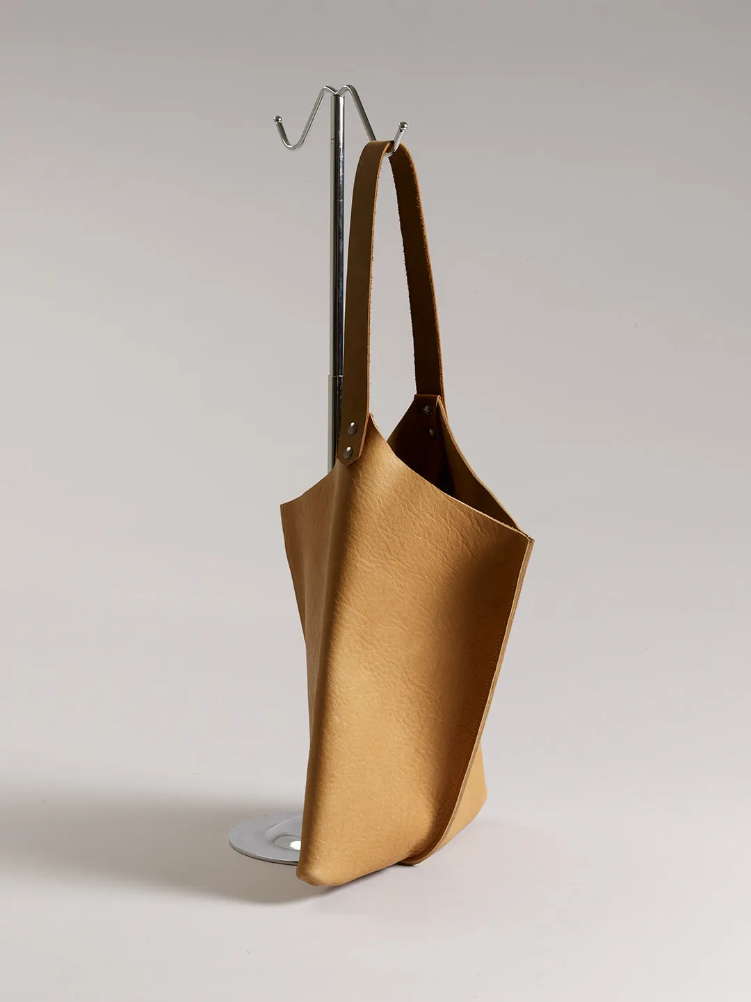Wedge bag - Cashew bull hide